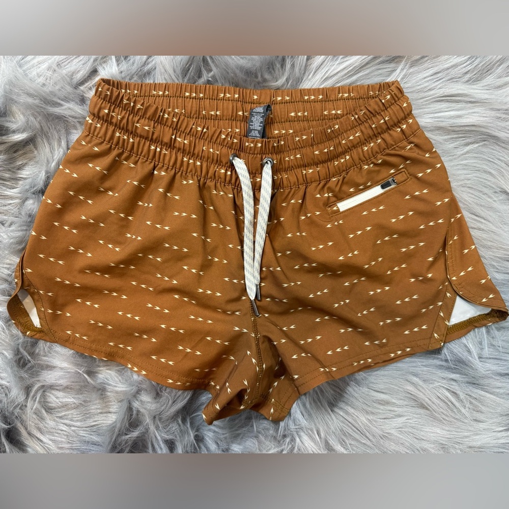 Women's Vuori Clementine 2.0 Shorts Rust/Ivory Size Small 2.5 inseam. EUC
